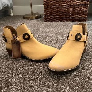 Vintage Foundry Co Booties- Size 9